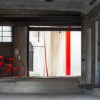 vélo rouge dans usine