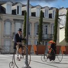 Vélos d'antan dans un décor urbain