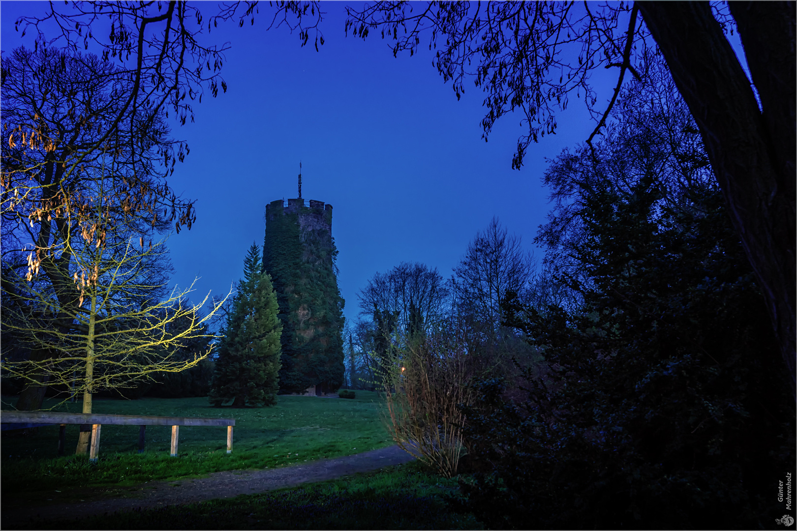 Veltheimsburg: Bergfried im Park