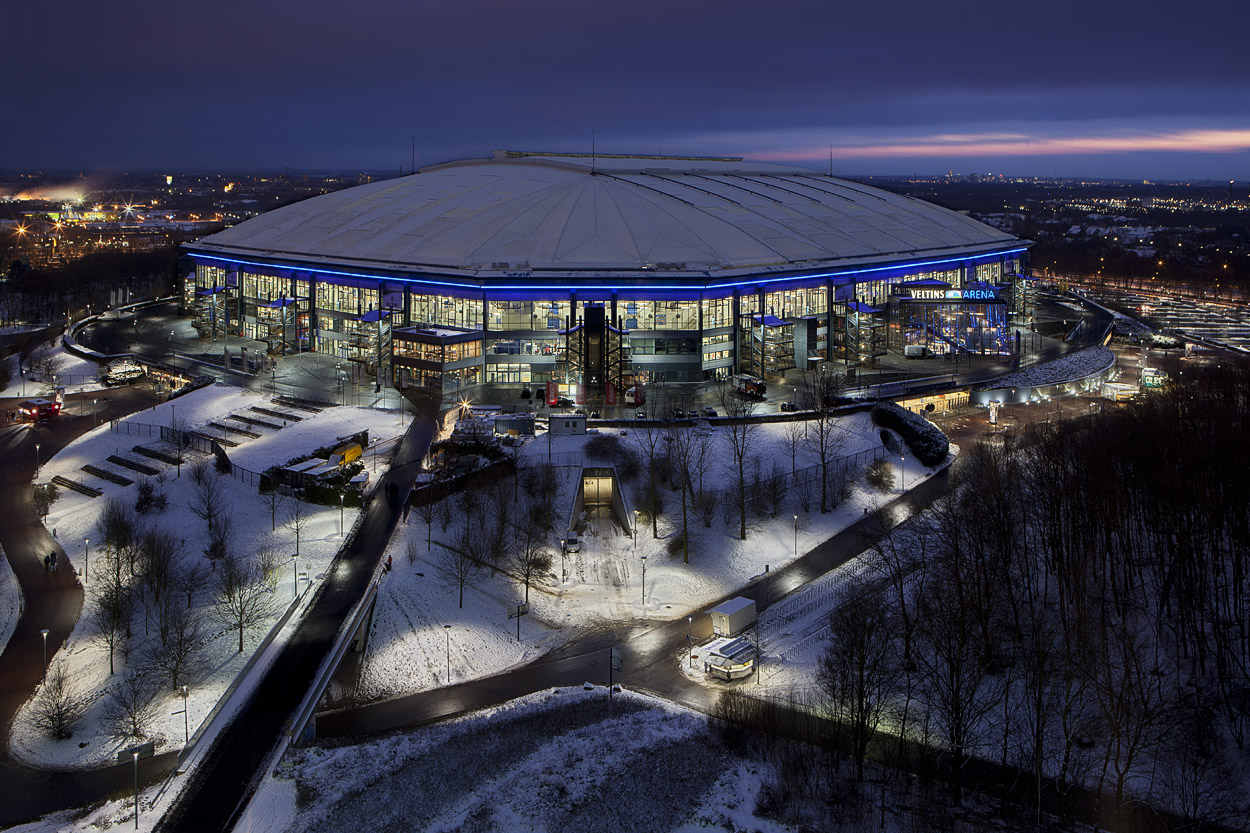 Veltins Arena im Schnee II - Gelsenkirchen, 18:34 Uhr, Schnee - das Dach hält ……