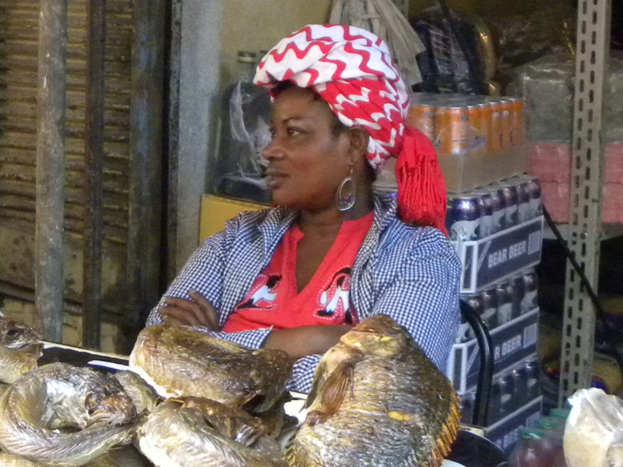 Vendedora de pescado en el mercado de Ballaro Palermo