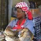 Vendedora de pescado en el mercado de Ballaro Palermo