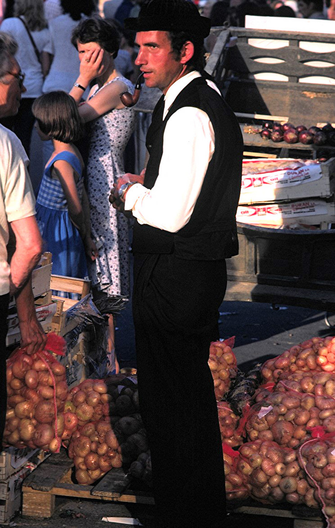 VENDEE POITOU CHARENTE - AU MARCHE DE ST GILLES vendeur d'oignons