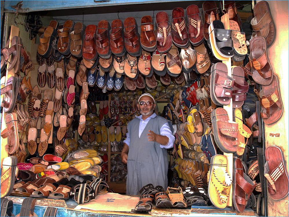 Vendeur de babouches dans la Medina de Tiznit -- Babouche-Verkäufer in der Altstadt von Tiznit