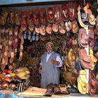 Vendeur de babouches dans la Medina de Tiznit -- Babouche-Verkäufer in der Altstadt von Tiznit