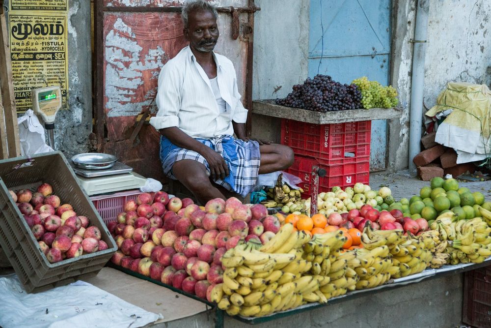 Vendeur de fruits à la gare de bus de Chengalpattu