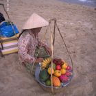 Vendeuse de fruits sur la plage . La mer de Chine .