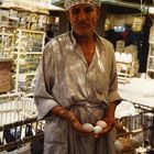 Venditore al mercato di Baghdad (2001)