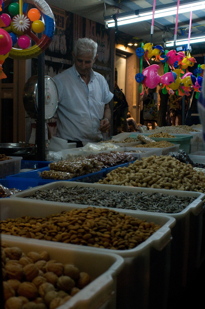 VENDITORE DI NOCCIOLINE A ENNA 2010