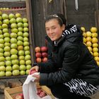 venditrice di mele sulla strada per Samarcanda