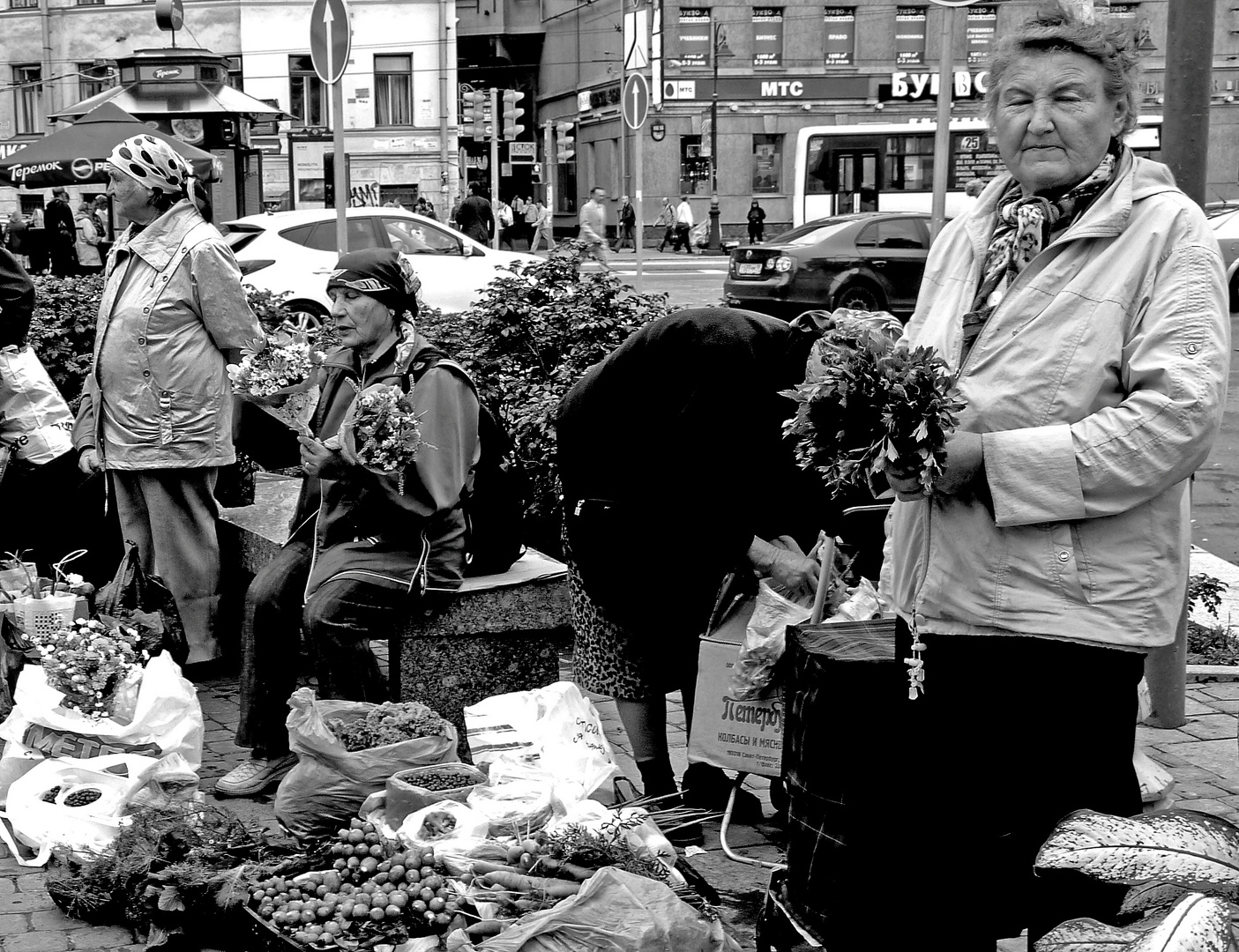 Venditrici in piazza Vladimirskaya, San Pietroburgo