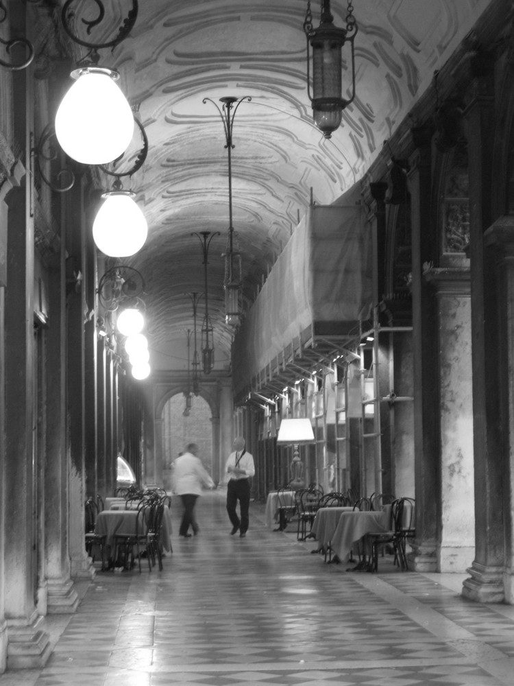 Venedig - Abends unter den Arkaden