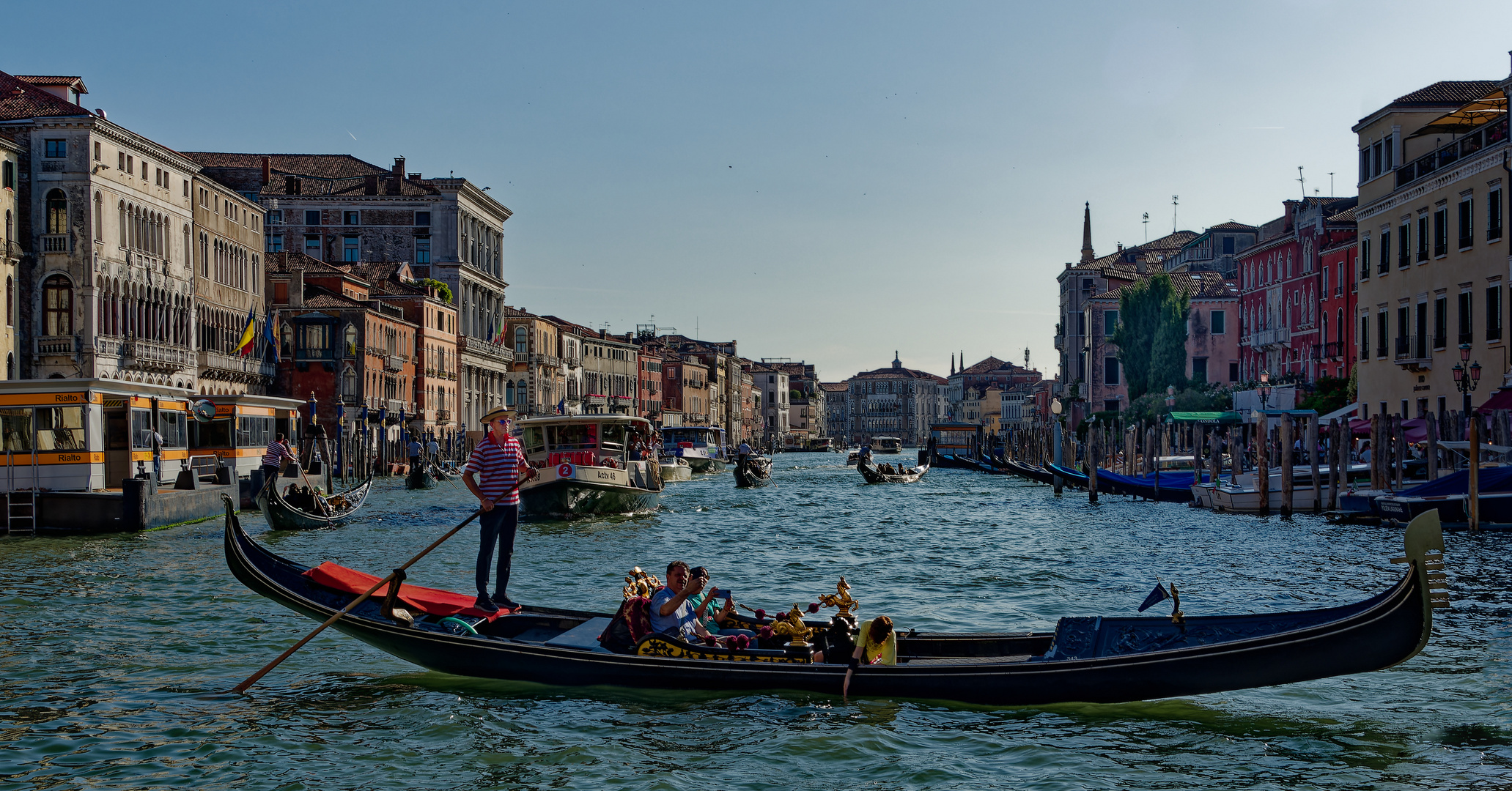 Venedig: Abendstimmung auf dem großen Kanal mit Touristengondel im Vordergrund