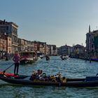 Venedig: Abendstimmung auf dem großen Kanal mit Touristengondel im Vordergrund