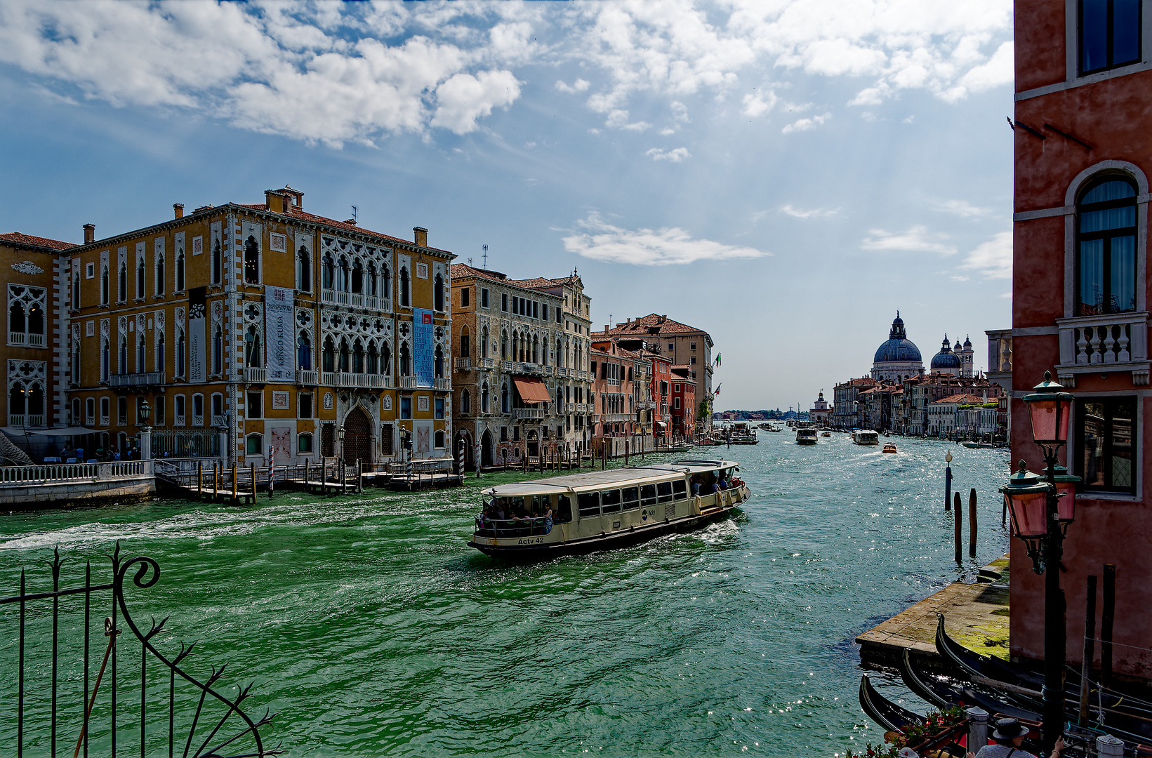 Venedig am Canal Grande mit Vaporetto im Vordergrund