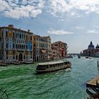 Venedig am Canal Grande mit Vaporetto im Vordergrund