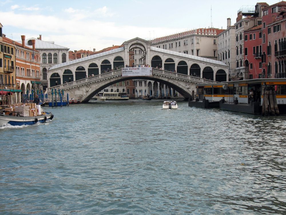 Venedig auf dem Canal Grande mit Rialtobrücke