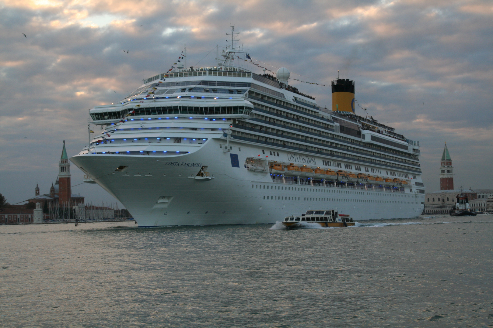 Venedig -Ausfahrt der "Costa Fascinosa" aus der Lagunenstadt-