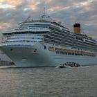 Venedig -Ausfahrt der "Costa Fascinosa" aus der Lagunenstadt-