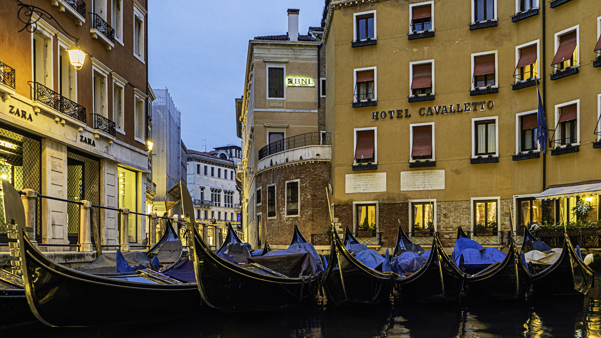 Venedig. Bacino Orseolo. Blaue Stunde.