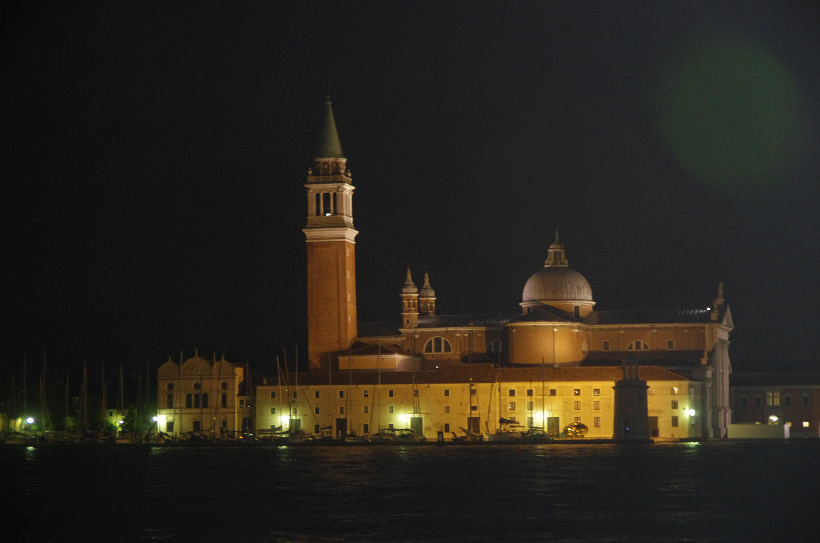 Venedig bei Nacht vom Vaporetto aus