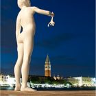 Venedig: "Boy with Frog" von Charles Ray