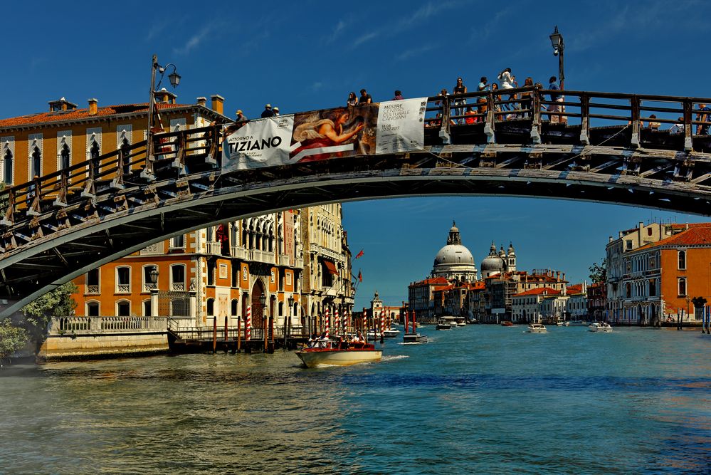 Venedig  - Brücke bei der Accademia -