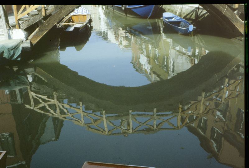 Venedig: Brücke im Spiegel