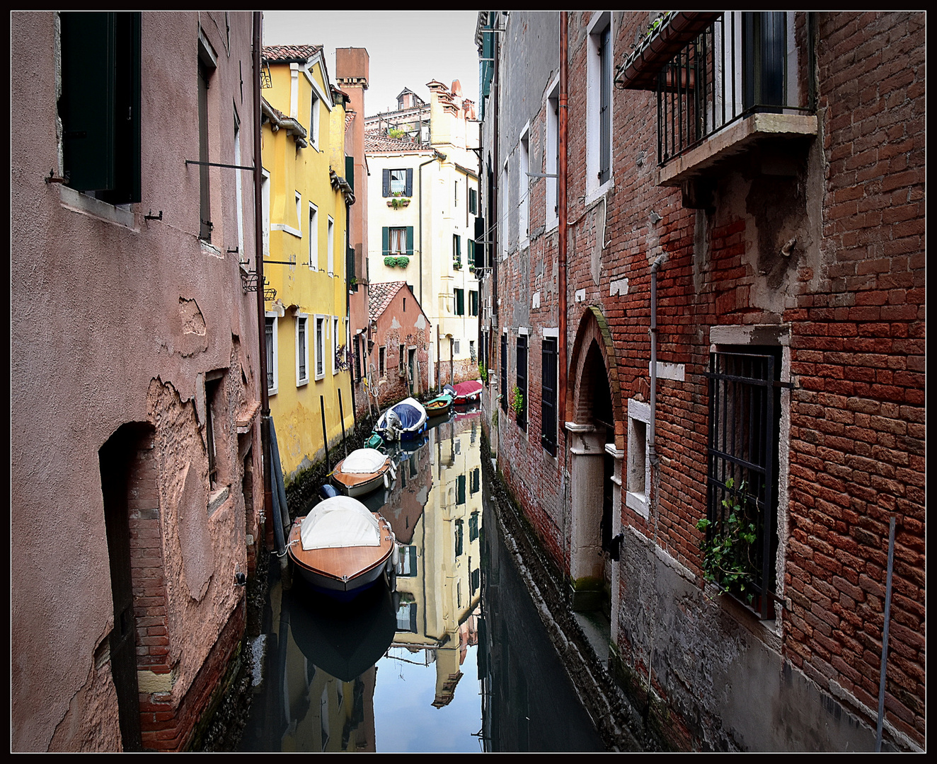 ... Venedig ...Der Kanal schlängelt sich seinen Weg durch die Häuser... Heute ist Spiegeltag...