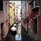... Venedig ...Der Kanal schlängelt sich seinen Weg durch die Häuser... Heute ist Spiegeltag...