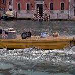 Venedig  -  DHL-Transportboot auf den Kanal 