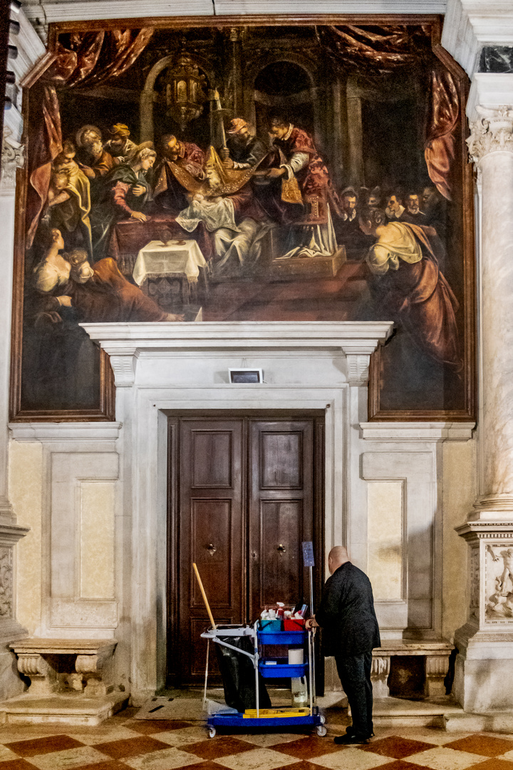 Venedig, ein Putzmann nimmt seine Arbeit wieder auf