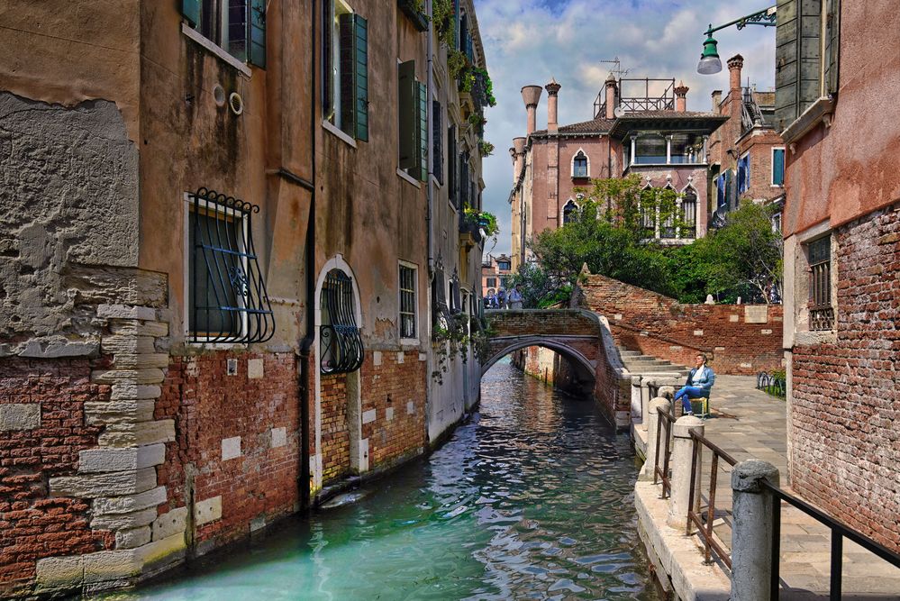 VENEDIG  - Ein Sonnenbad am Kanal -