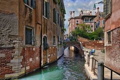 VENEDIG  - Ein Sonnenbad am Kanal -