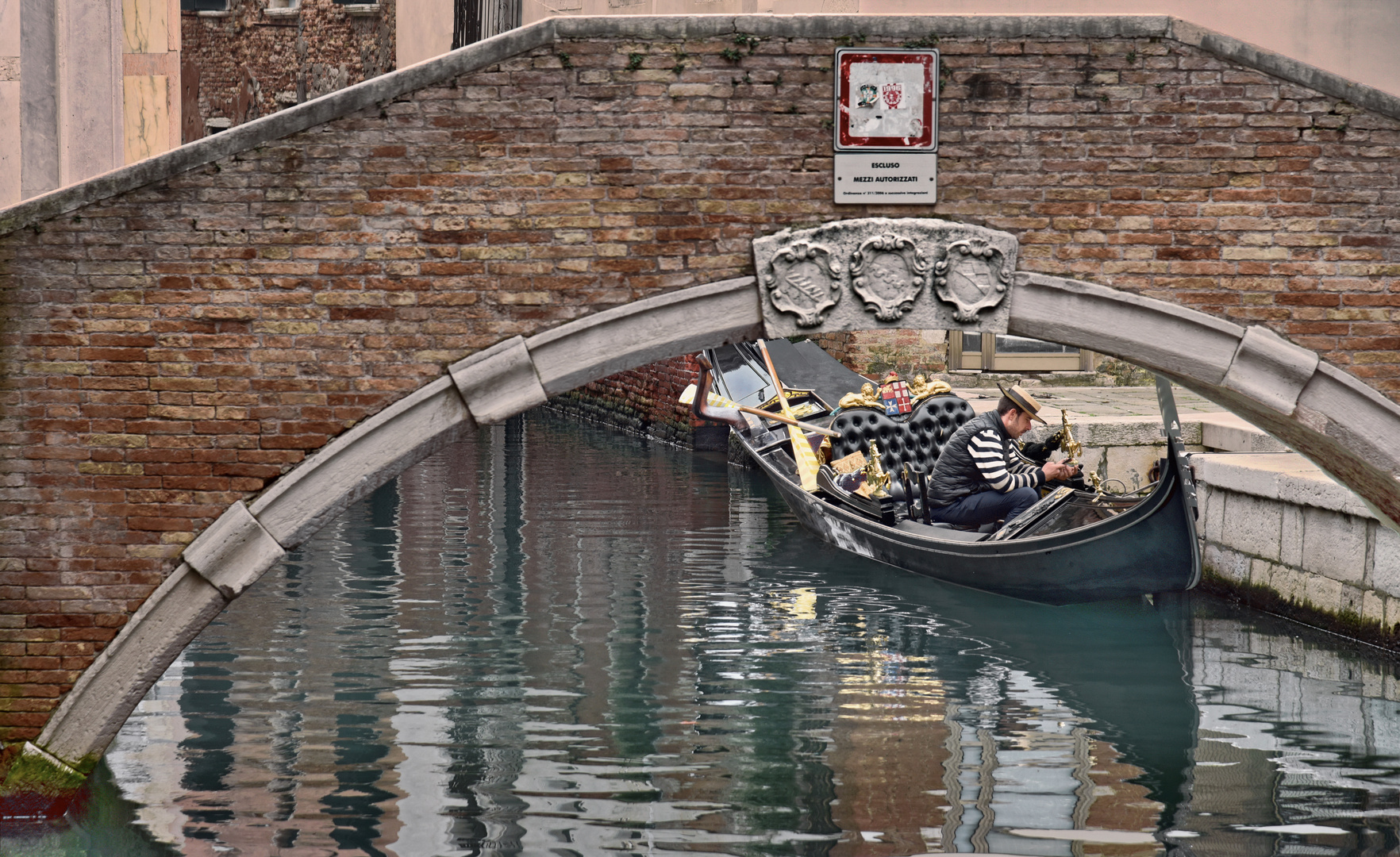 VENEDIG   - einsamer Gondoliere -