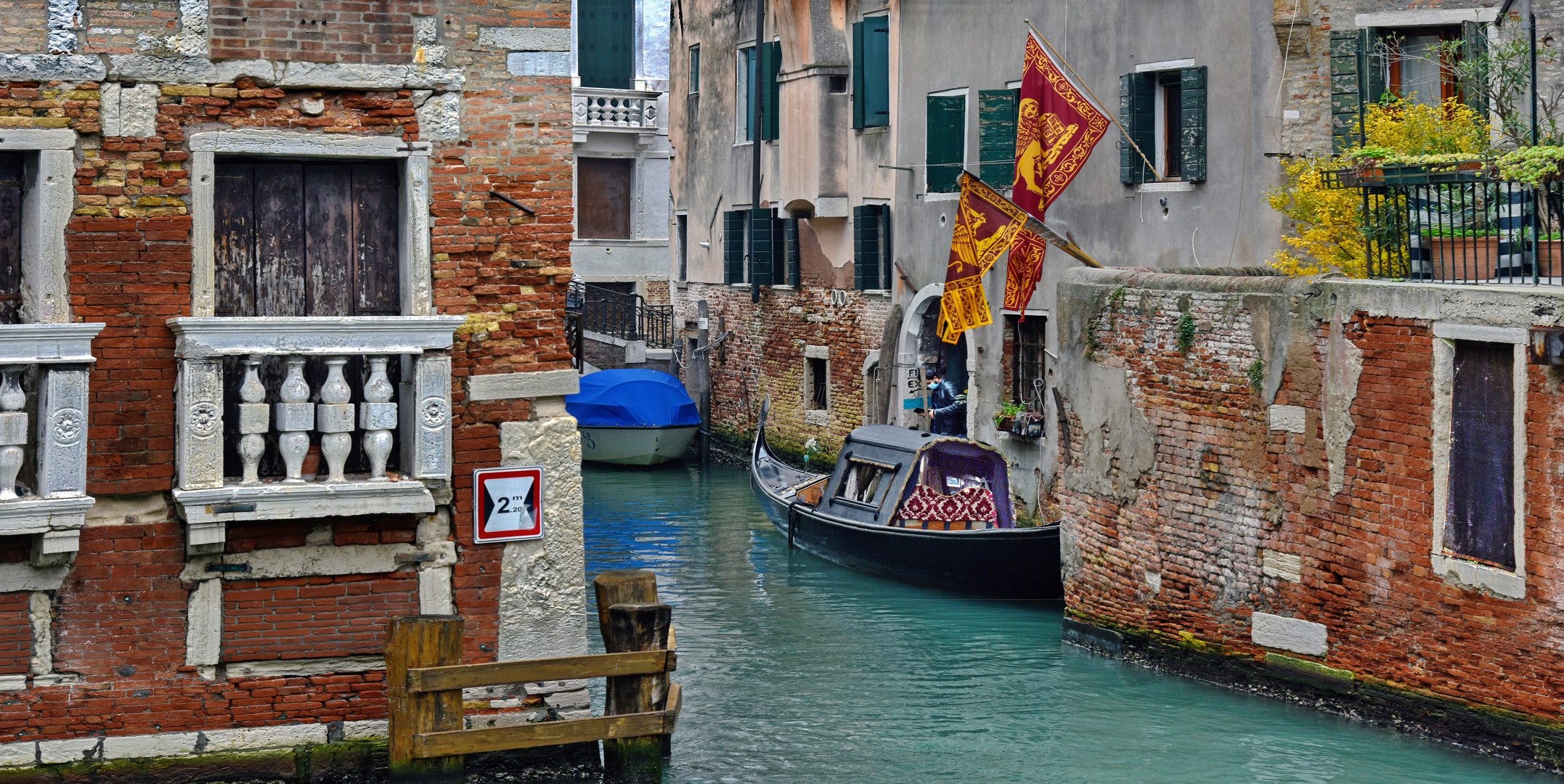Venedig fast menschenleer und Gondeln tragen Trauer