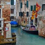 Venedig fast menschenleer und Gondeln tragen Trauer