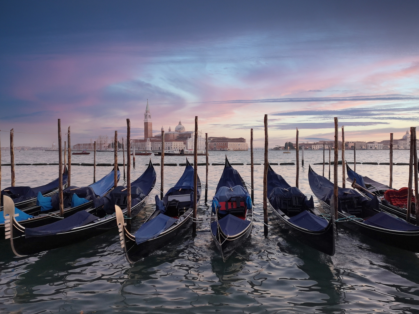 Venedig Gondel zur blauen Stunde