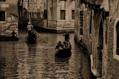 VENEDIG  - Gondelfahrt durch romantische Gassen -