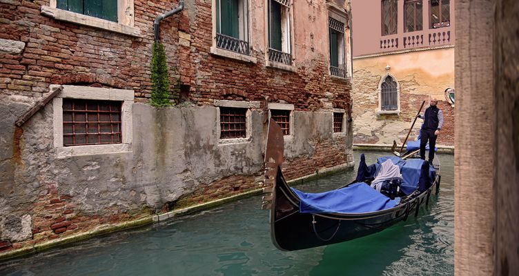 VENEDIG   - Gondeltaxi am Duodo Palace -