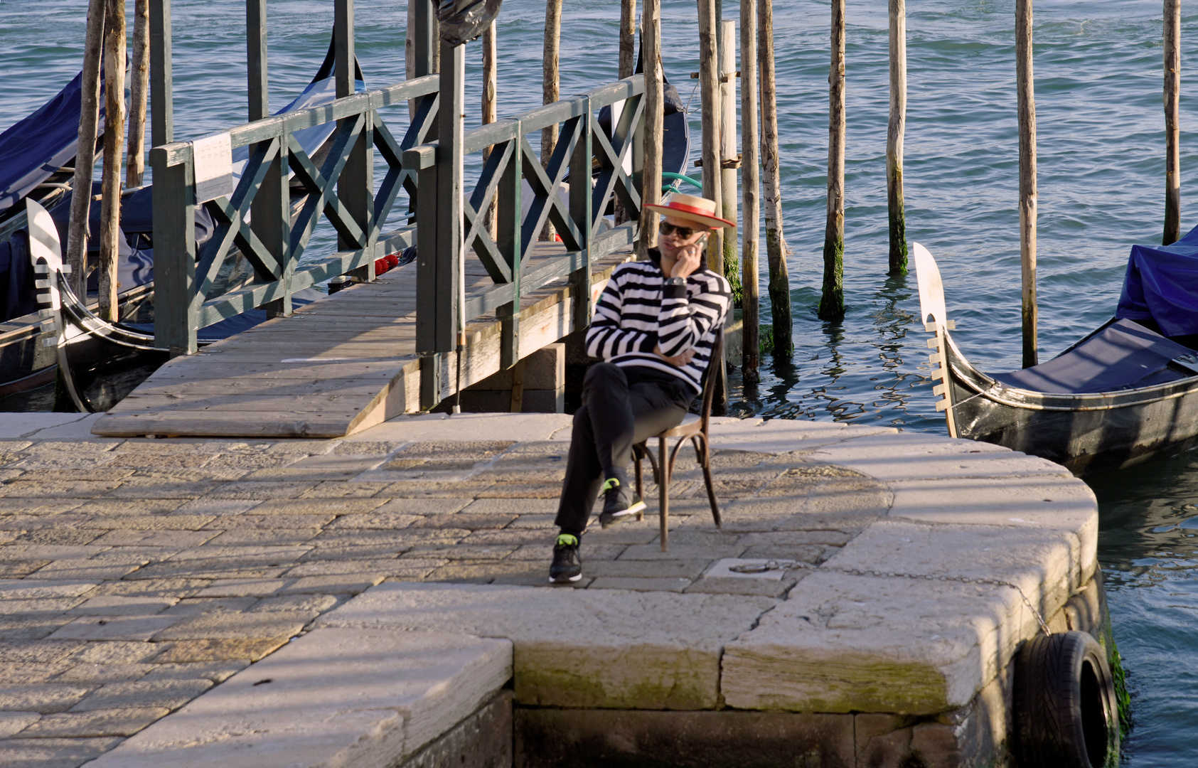 VENEDIG - Gondoliere warten auf Kunden -