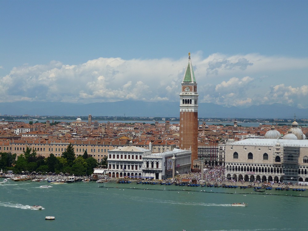 Venedig (im Hintergrund die Alpen)