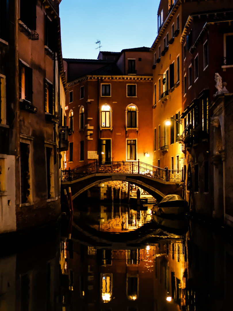 Venedig, Kanalbrücke zur blauen Stunde