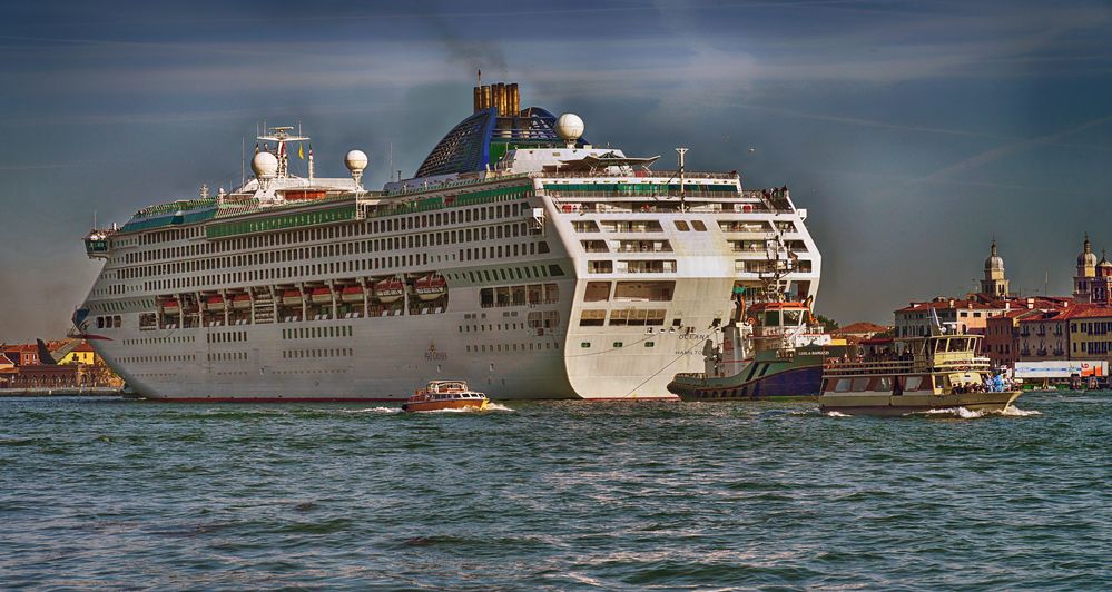 VENEDIG -Kreuzfahrtschiff -