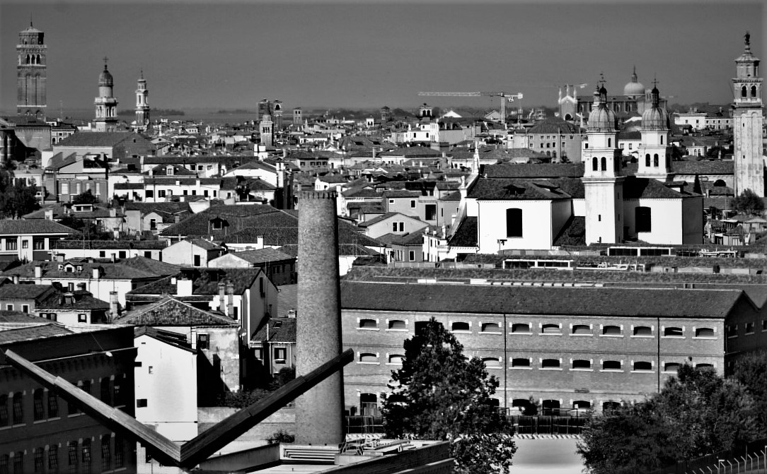 Venedig - Mal in sw mit Industrie und vielen Türmen