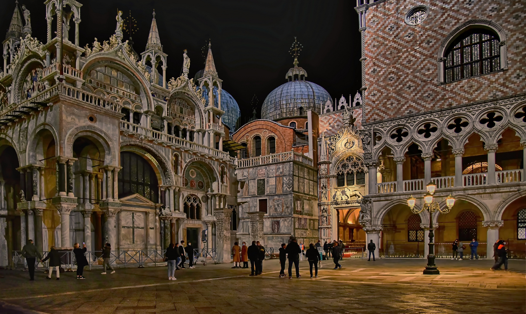 VENEDIG   - Markusplatz bei Nacht -