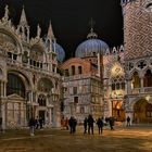 VENEDIG   - Markusplatz bei Nacht -