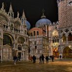 VENEDIG   - Markusplatz bei Nacht -