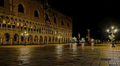 Venedig - Markusplatz und Dogenpalast bei Nacht -