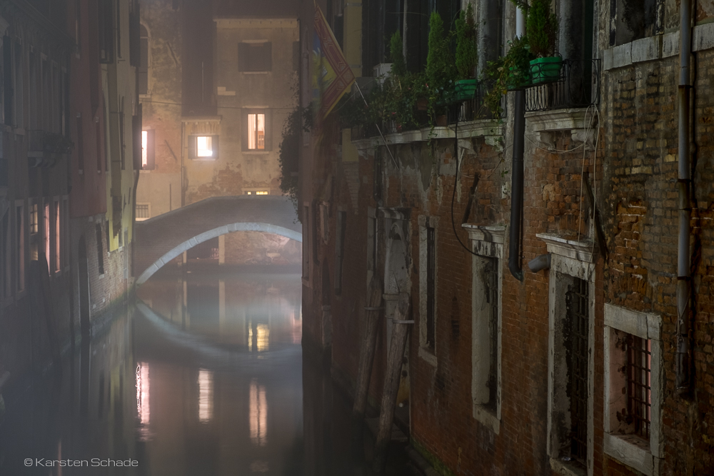 Venedig nachts im Nebel